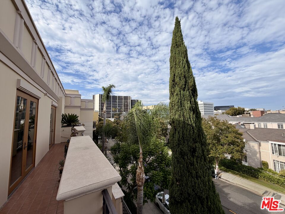 137 S Spalding Dr Unit: 401