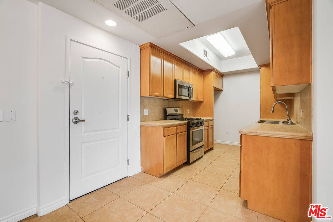 3328 Oakhurst Ave Unit: 110