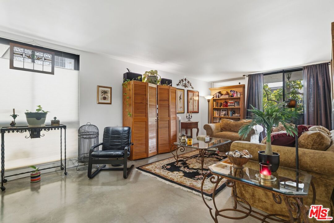 906 N Doheny Dr Unit: 221