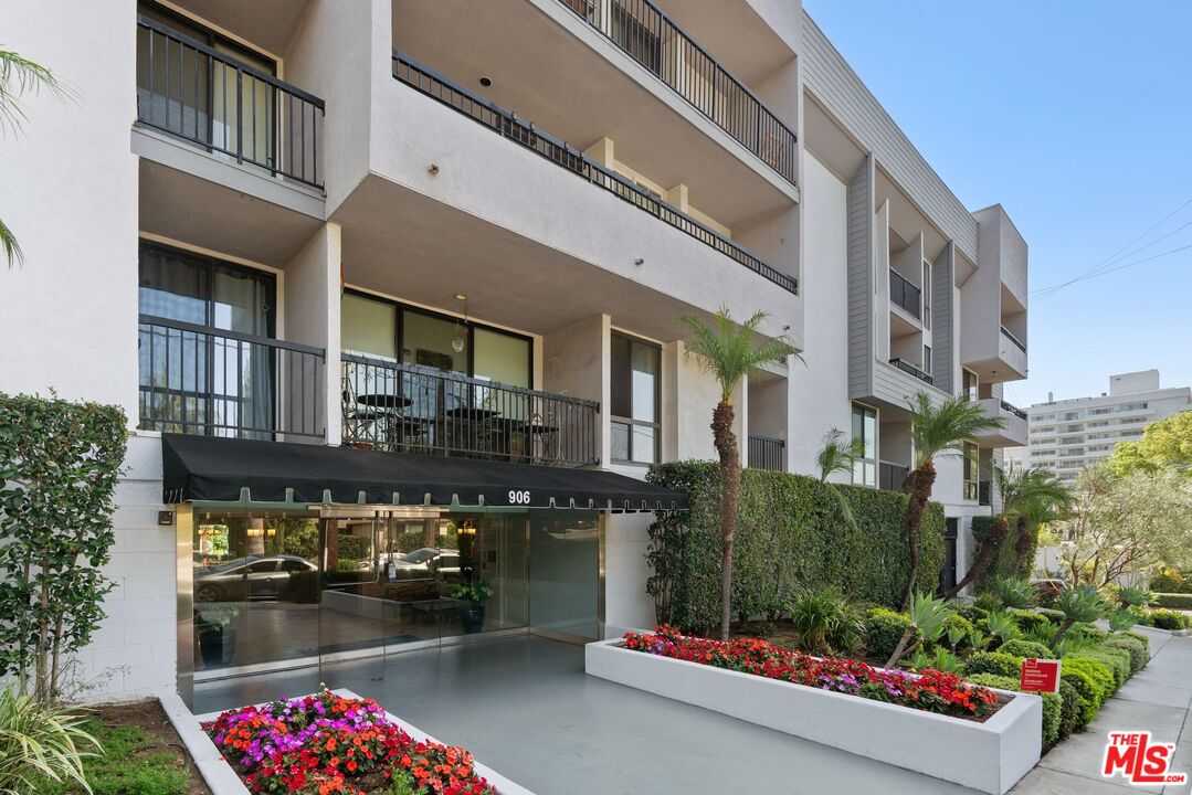 906 N Doheny Dr Unit: 221