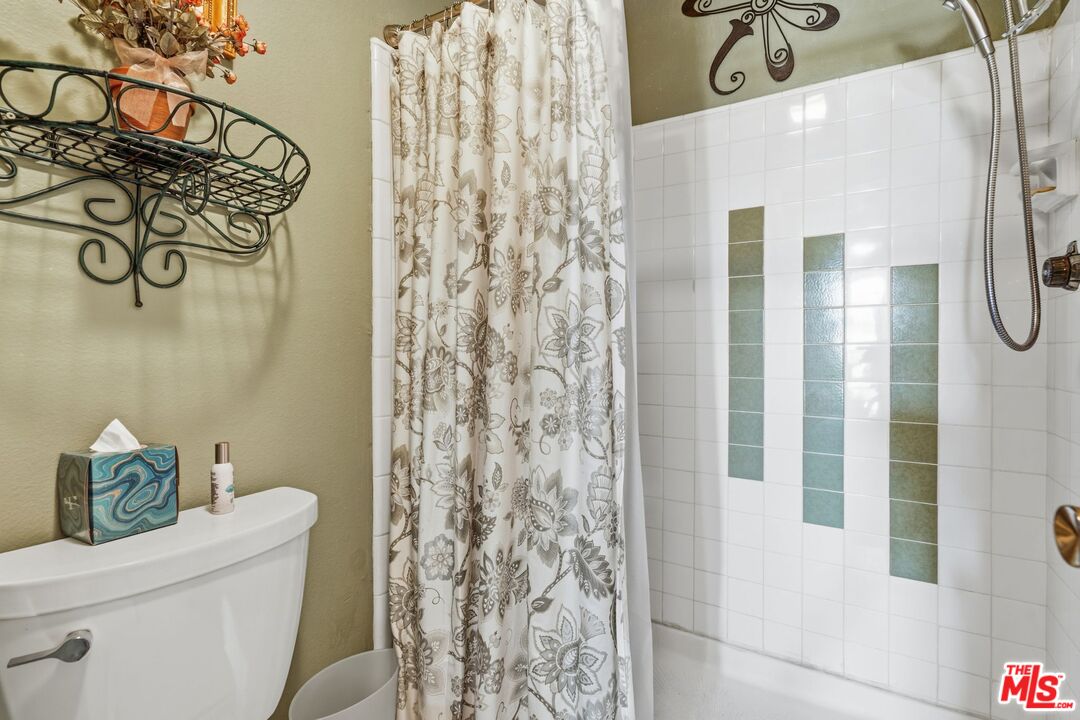 906 N Doheny Dr Unit: 221
