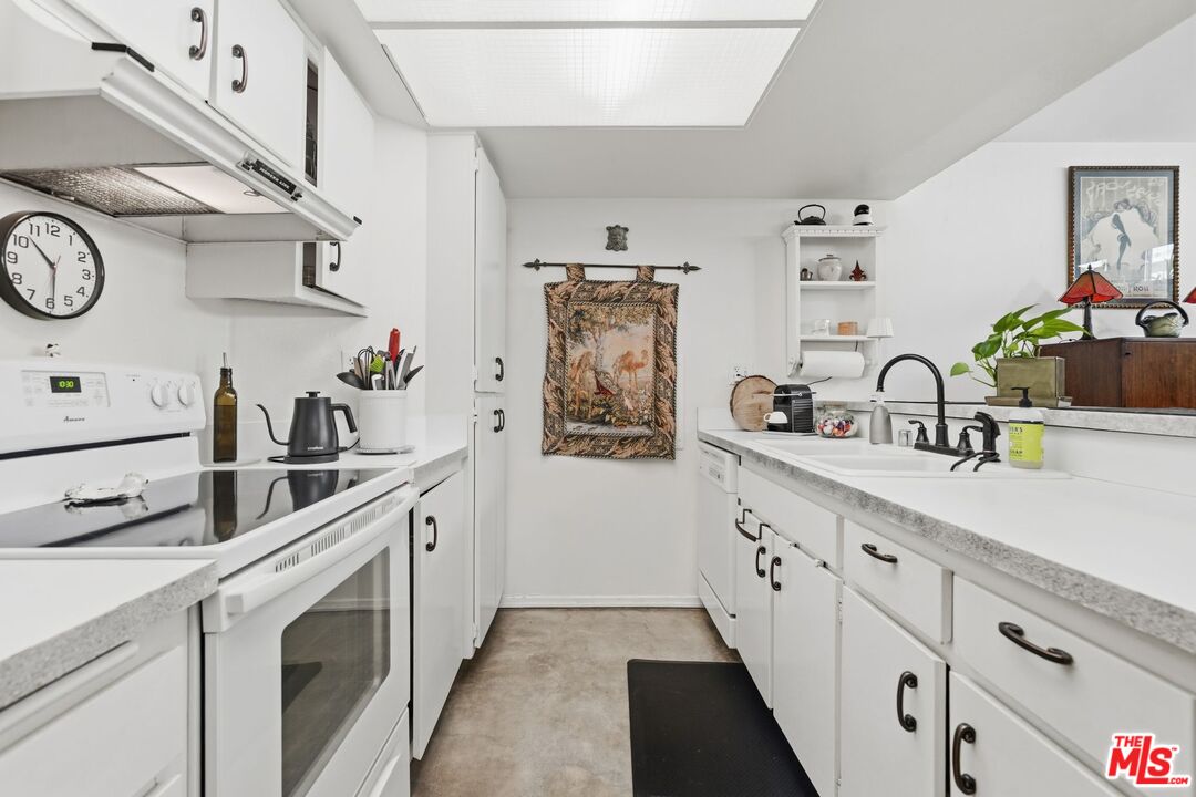 906 N Doheny Dr Unit: 221