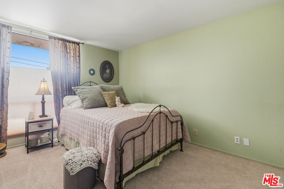 906 N Doheny Dr Unit: 221
