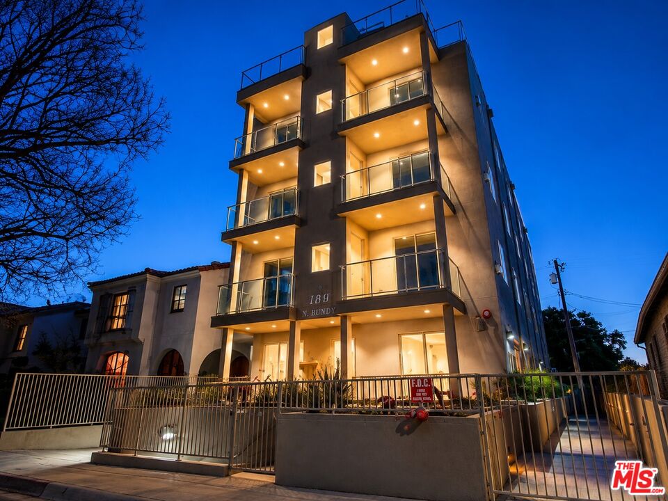 819 S HOLT AVE Unit: PH