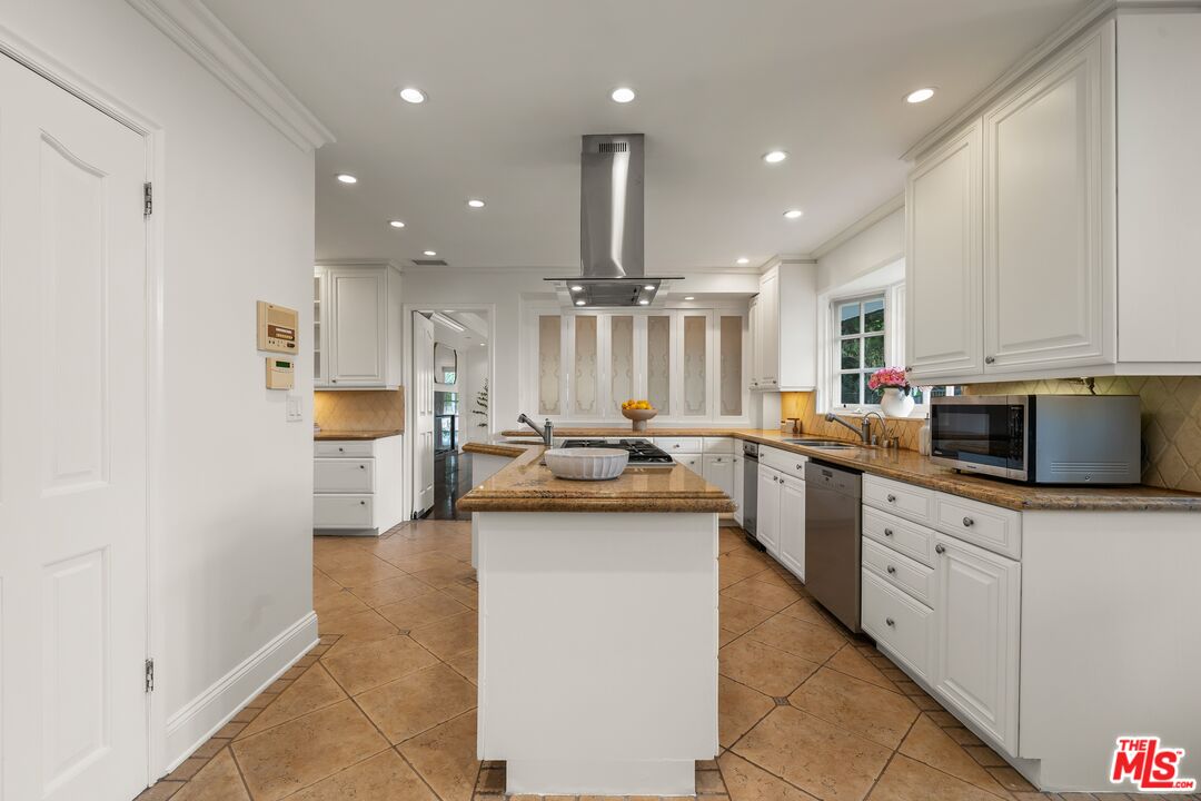 9023 Alto Cedro Dr