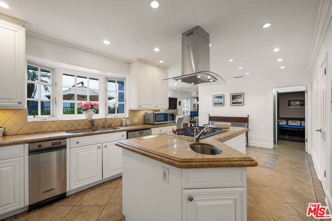 9023 Alto Cedro Dr