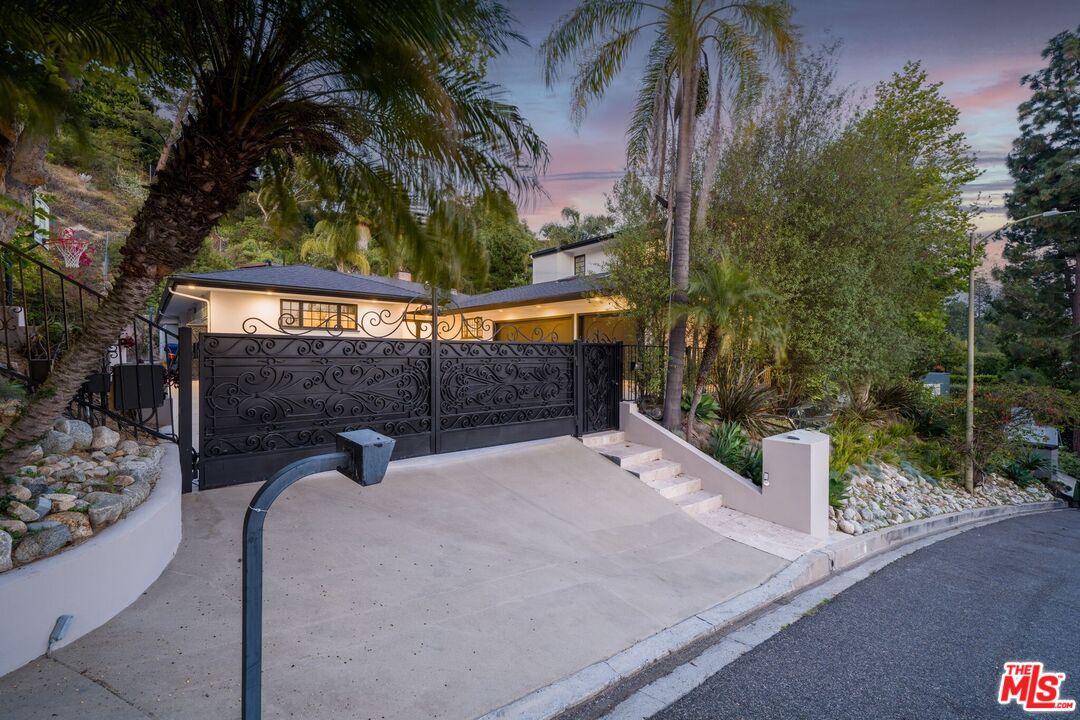 9023 Alto Cedro Dr