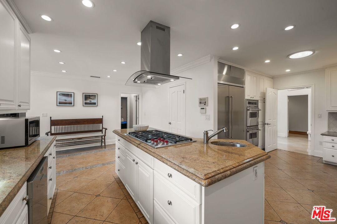 9023 Alto Cedro Dr