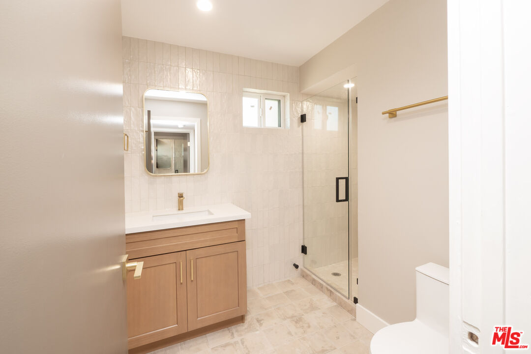 593 E 9th St Unit: B