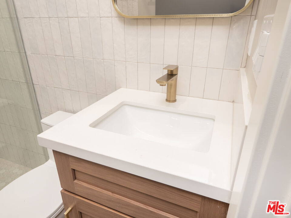 593 E 9th St Unit: B