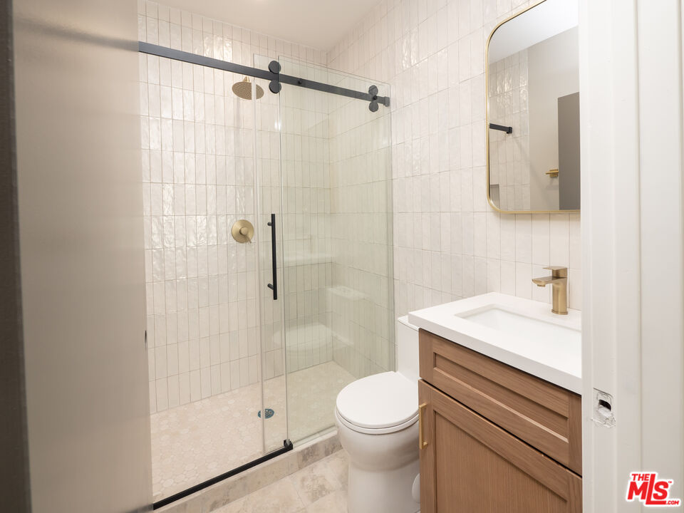 593 E 9th St Unit: B