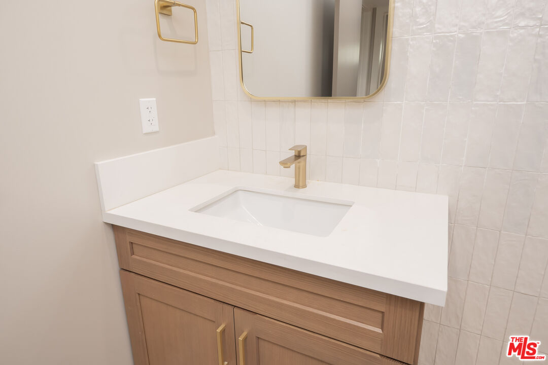 593 E 9th St Unit: B