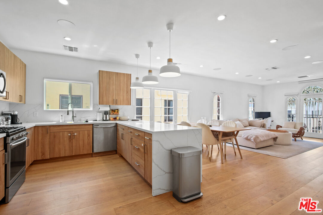 424 N Gardner St Unit: 1/2