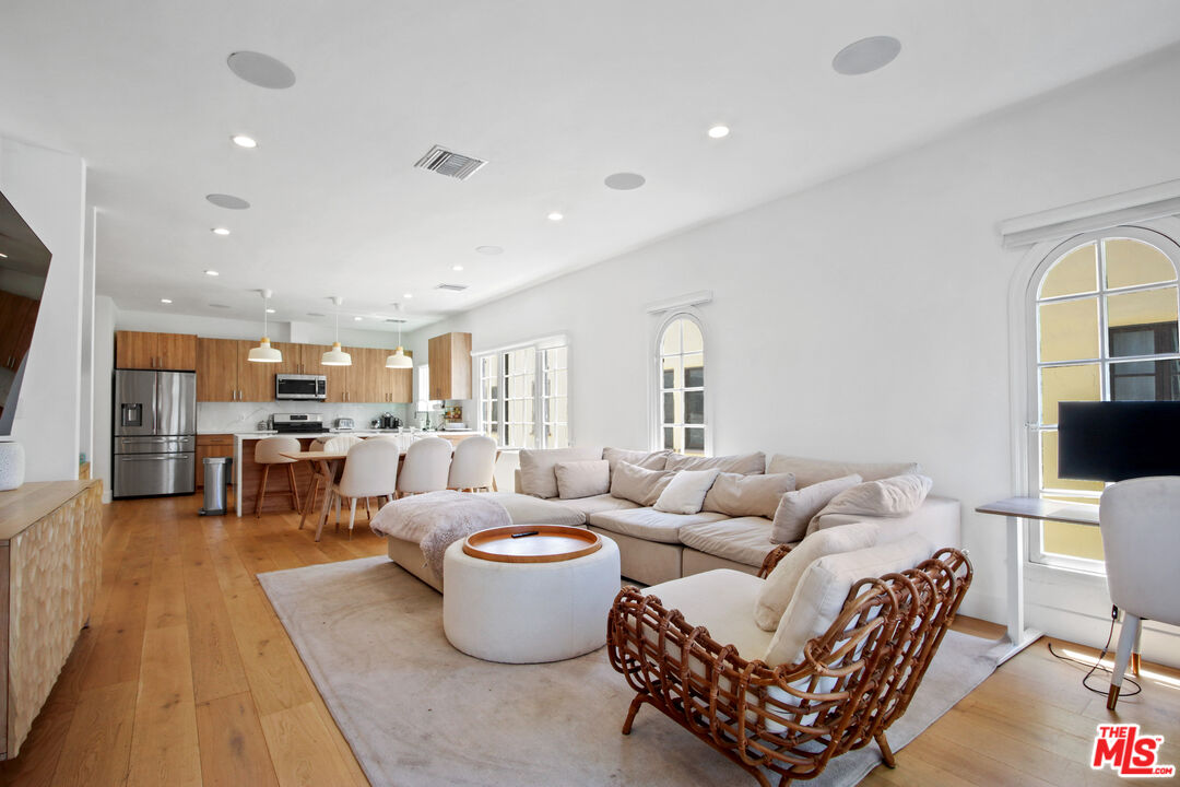 424 N Gardner St Unit: 1/2