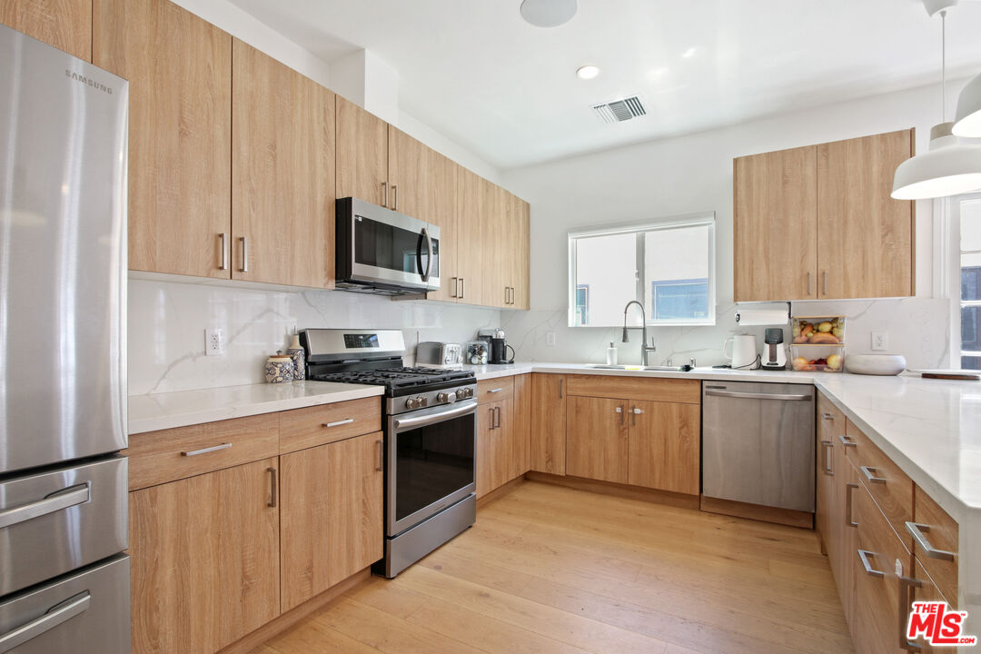 424 N Gardner St Unit: 1/2