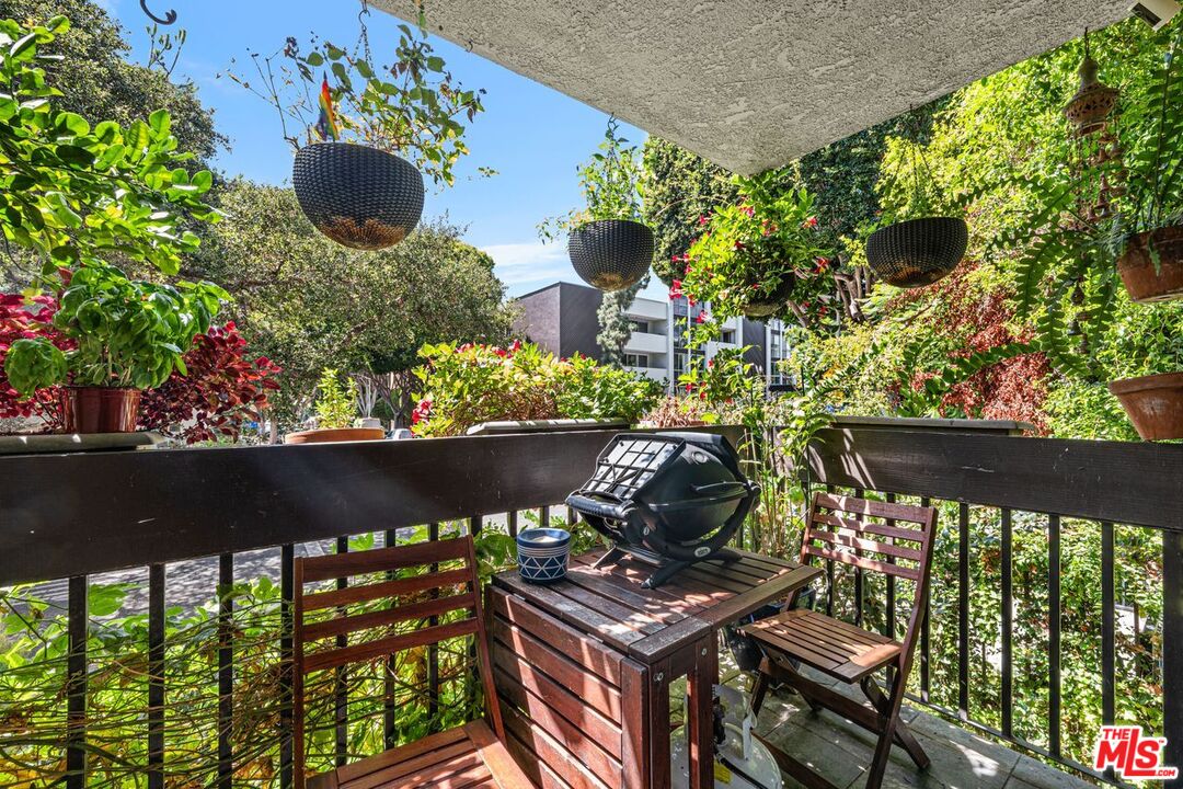 950 N Kings Rd Unit: 108