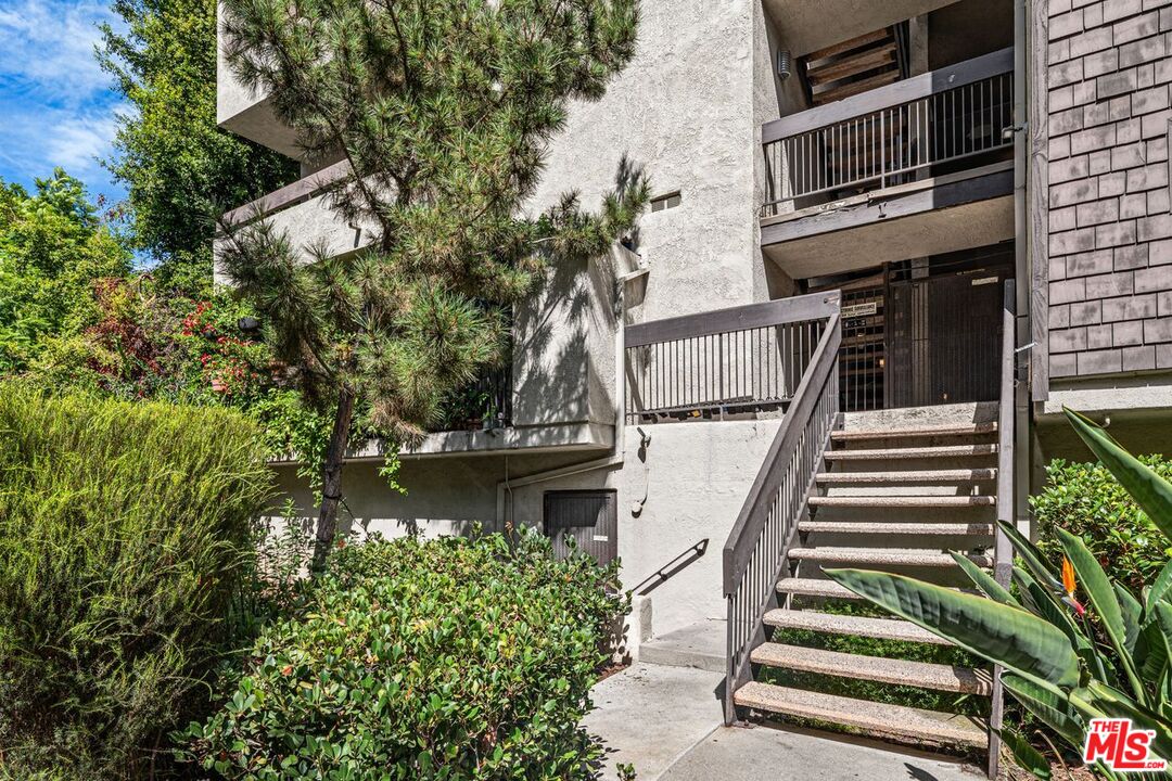 950 N Kings Rd Unit: 108