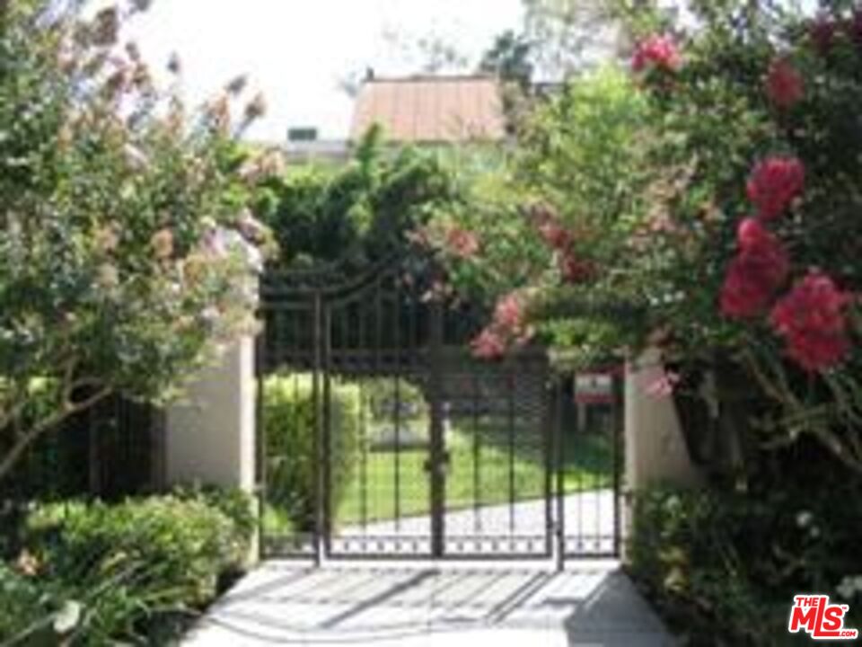 950 N Kings Rd Unit: 108
