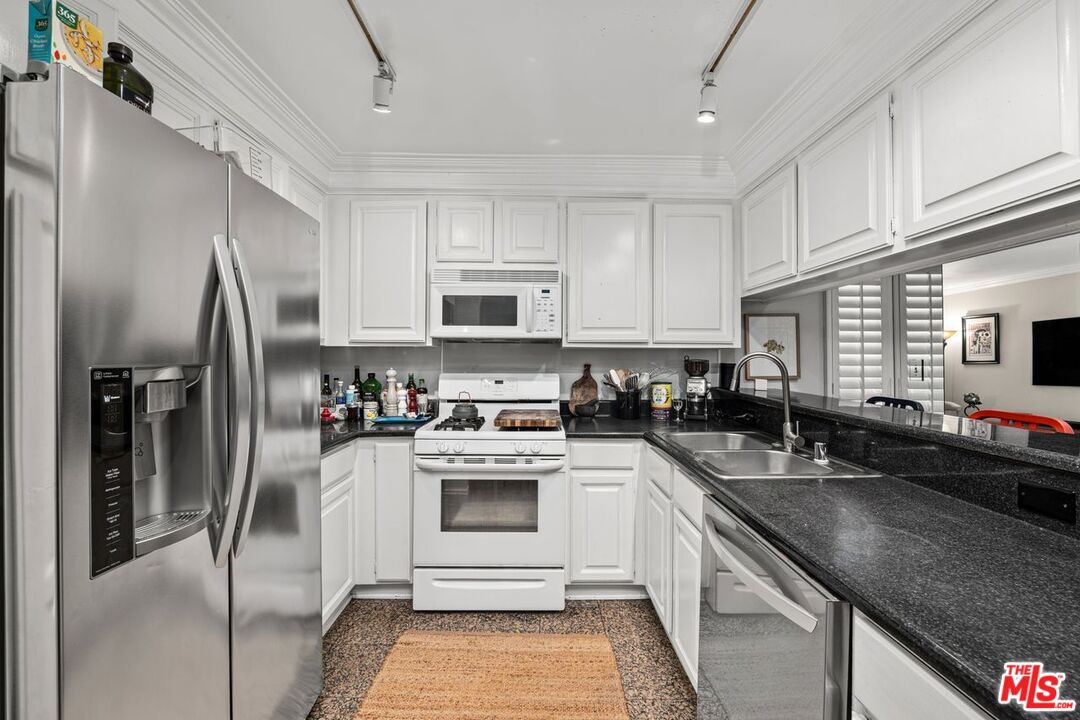950 N Kings Rd Unit: 108
