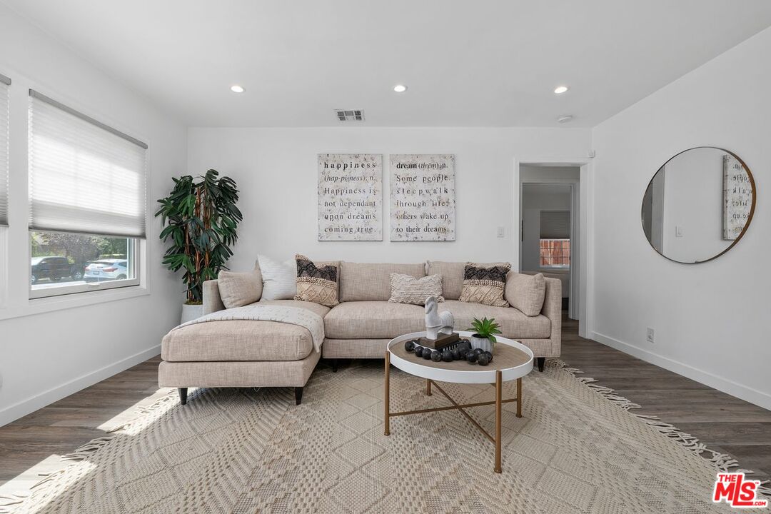 7253 Yolanda Ave