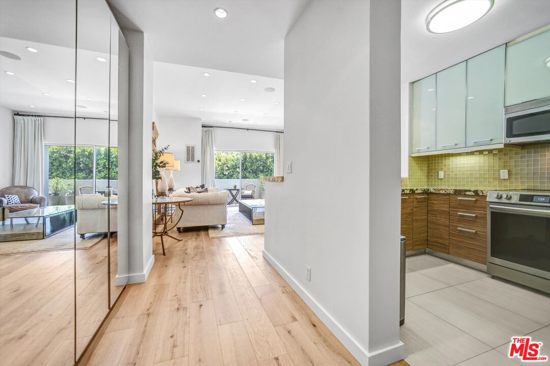 999 N Doheny Dr Unit: 106