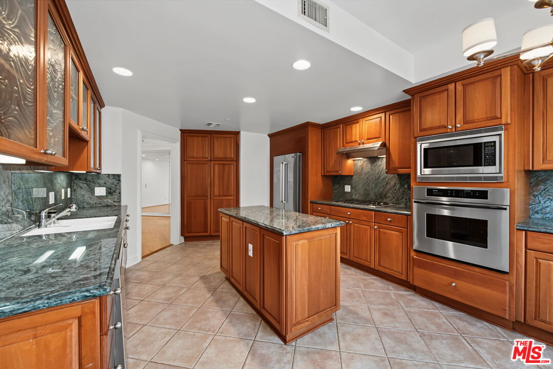430 N Oakhurst Dr Unit: PH406