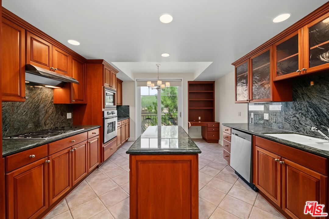 430 N Oakhurst Dr Unit: PH406