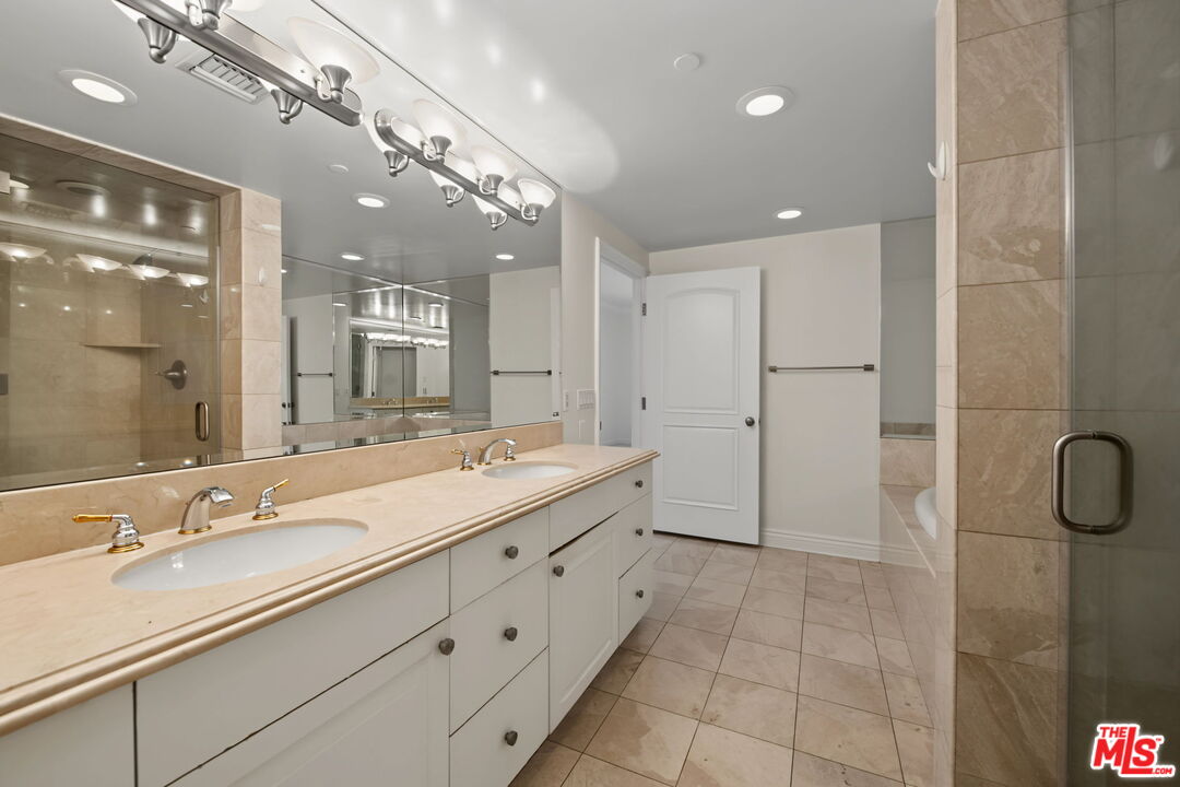 430 N Oakhurst Dr Unit: PH406
