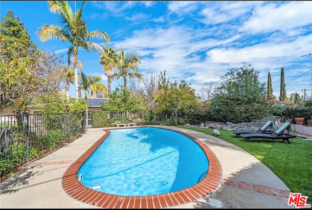 2431 Burbank Blvd