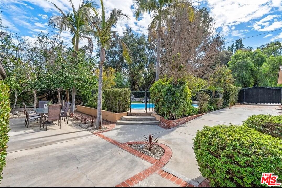 2431 Burbank Blvd