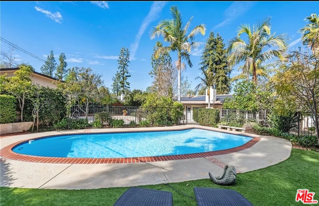 2431 Burbank Blvd