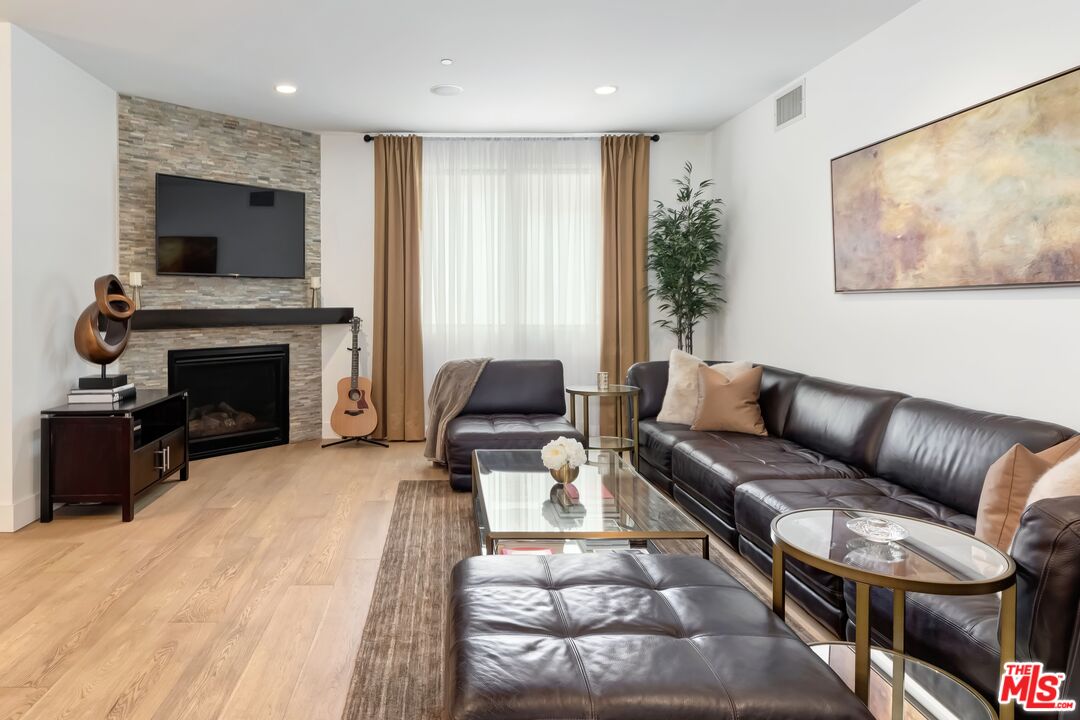 1304 Roxbury Dr Unit: 202