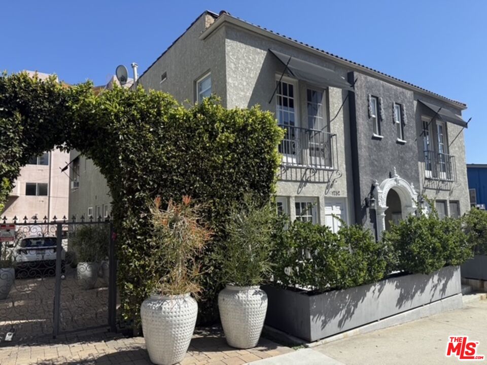 1754 N La Brea Ave
