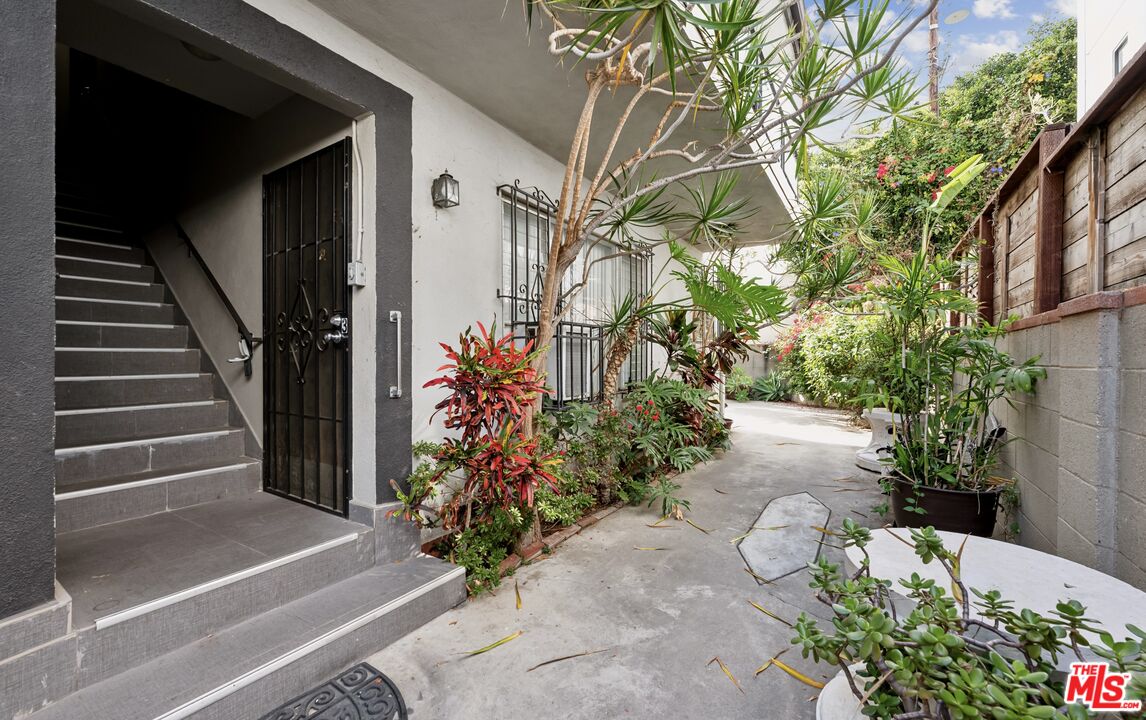 637 N Hayworth Ave Unit: 6