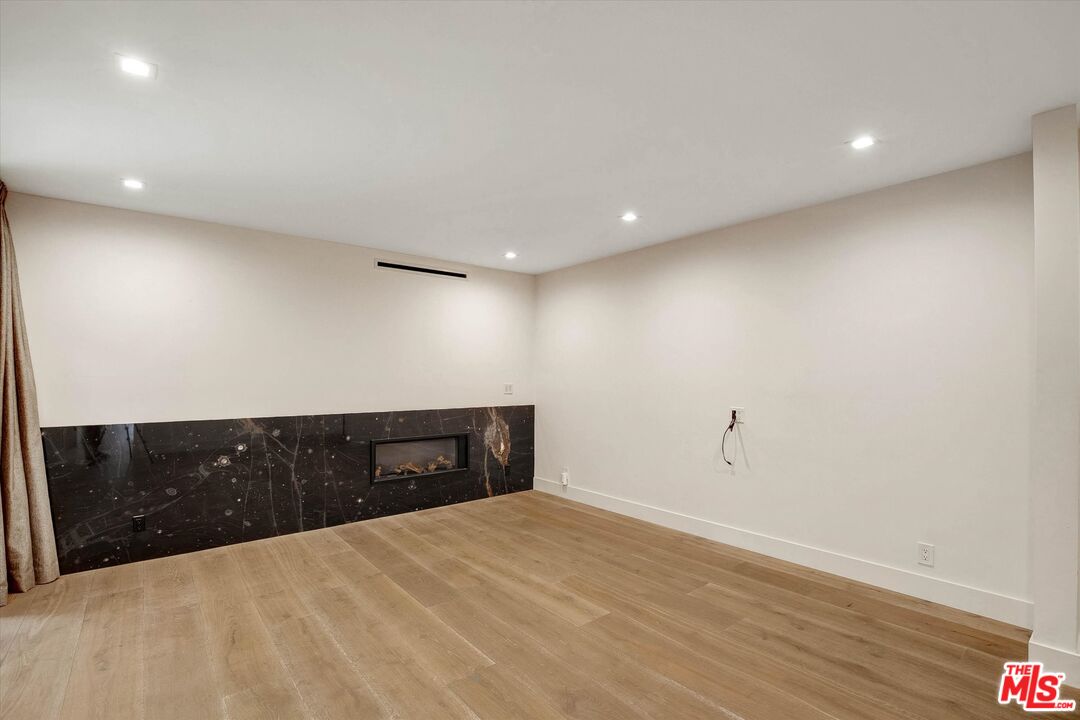 439 N Doheny Dr Unit: 204