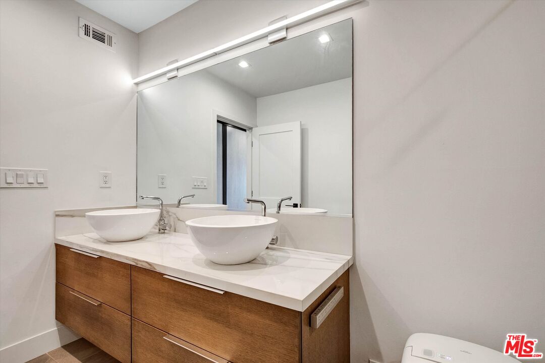 439 N Doheny Dr Unit: 204