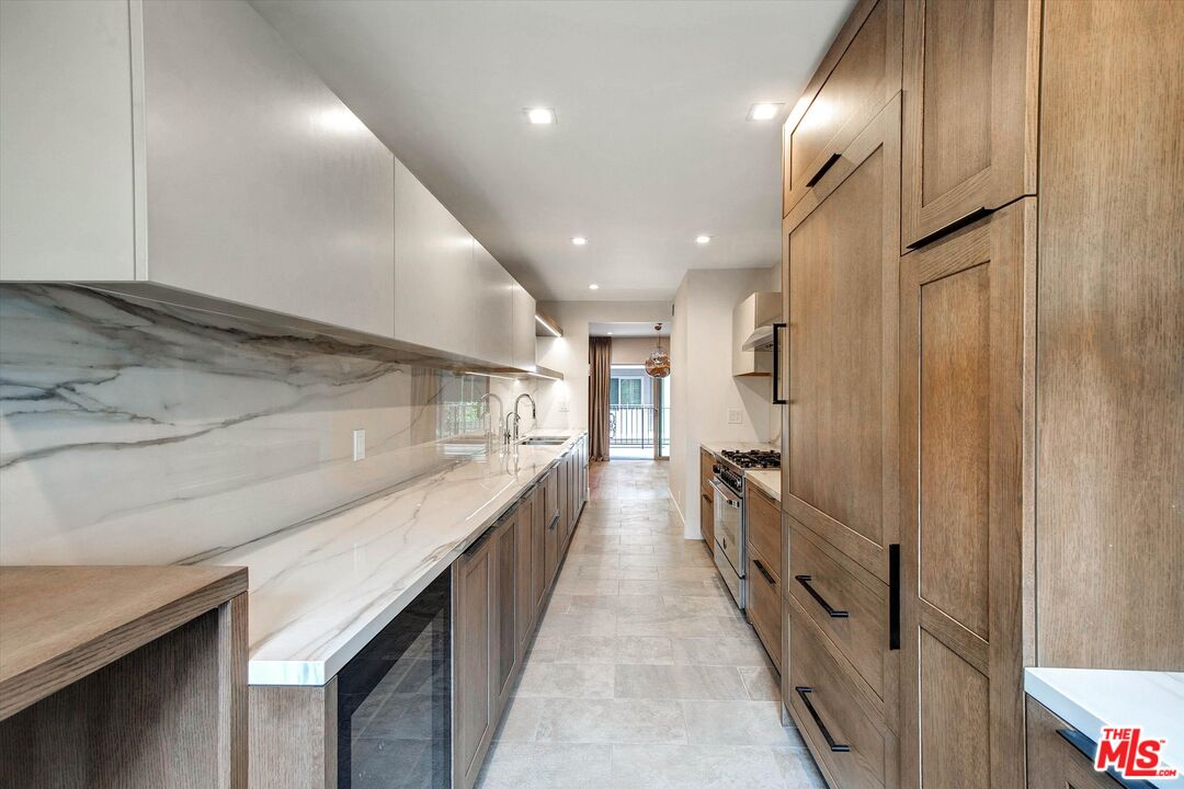 439 N Doheny Dr Unit: 204