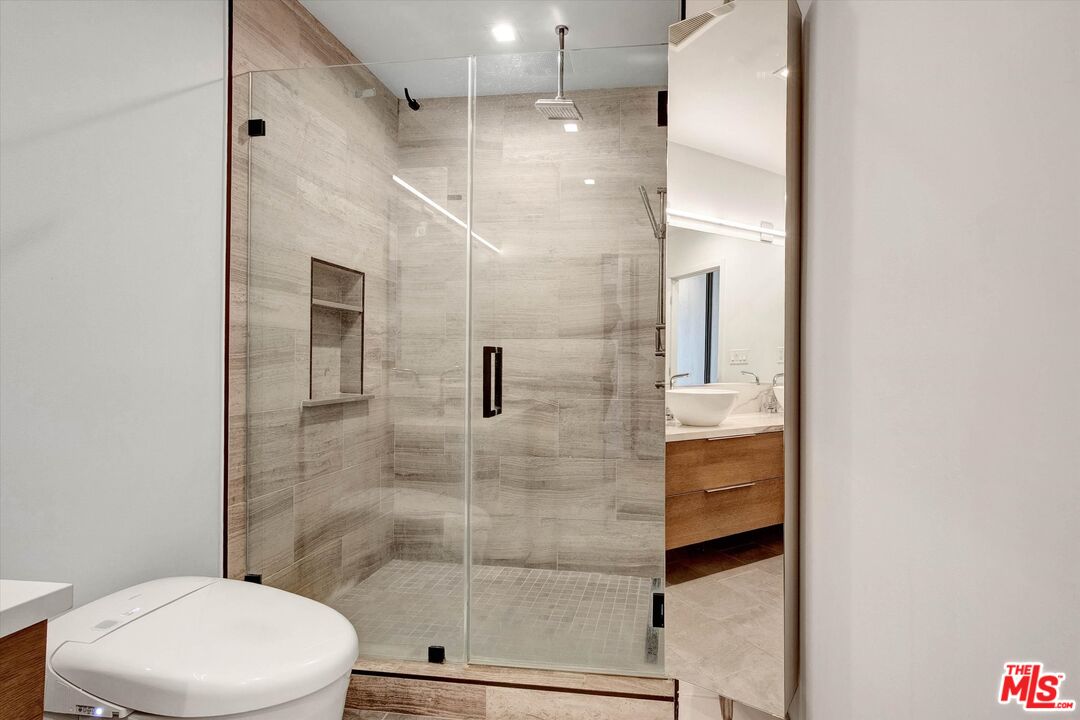 439 N Doheny Dr Unit: 204