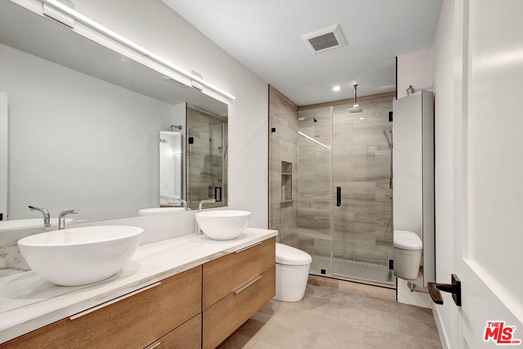 439 N Doheny Dr Unit: 204
