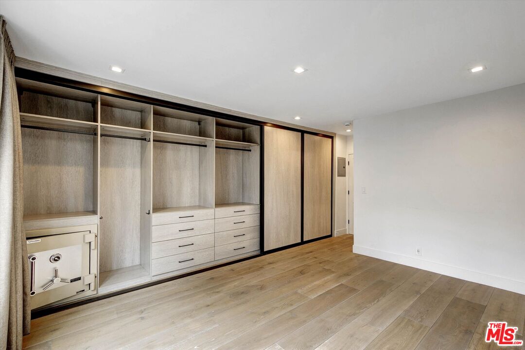 439 N Doheny Dr Unit: 204