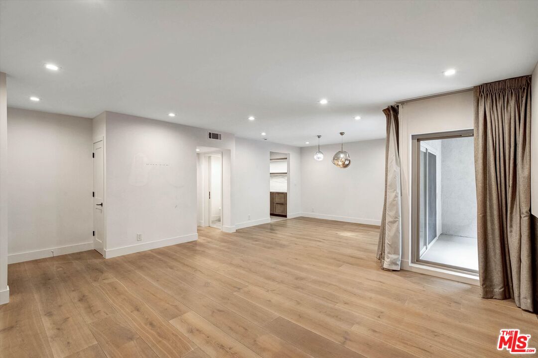 439 N Doheny Dr Unit: 204