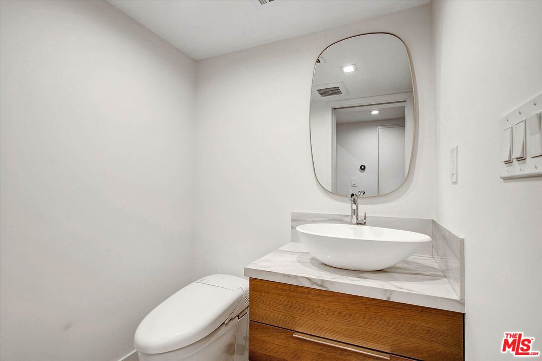 439 N Doheny Dr Unit: 204
