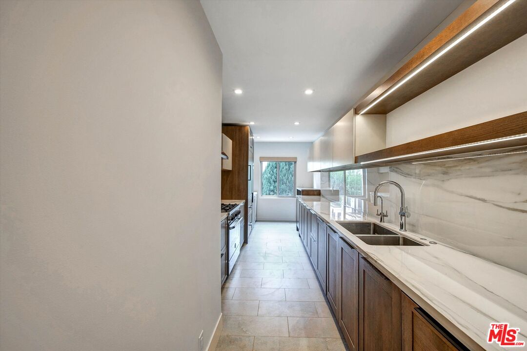 439 N Doheny Dr Unit: 204
