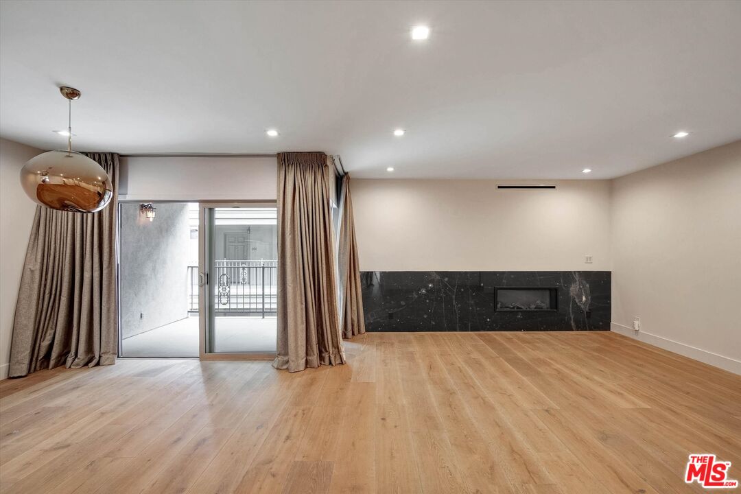 439 N Doheny Dr Unit: 204