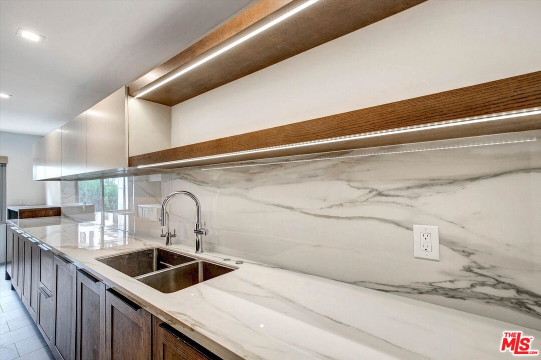 439 N Doheny Dr Unit: 204