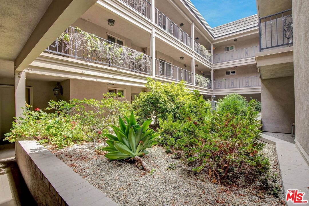 439 N Doheny Dr Unit: 204