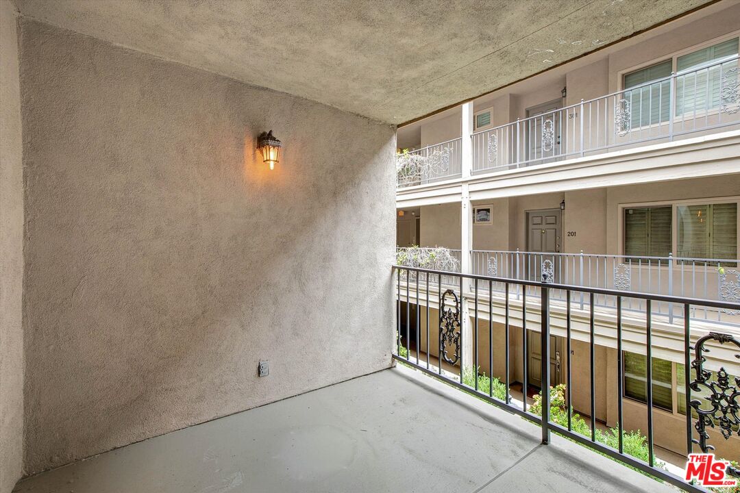 439 N Doheny Dr Unit: 204