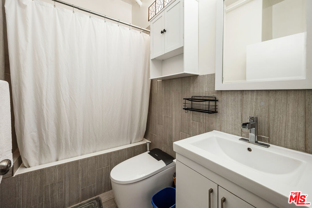 215 W 7th St Unit: 803