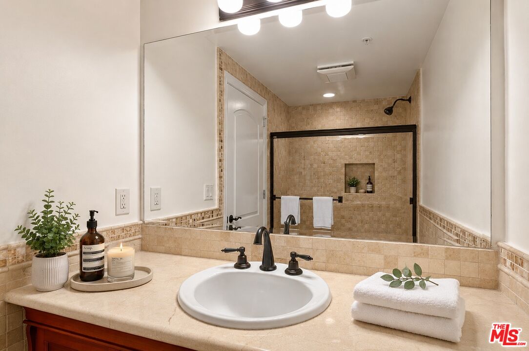 1050 N Edinburgh Ave Unit: 103