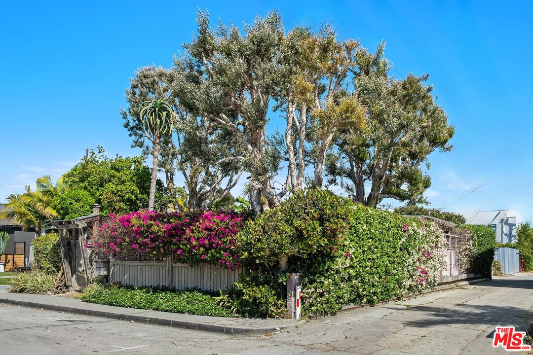 1216 Elm St